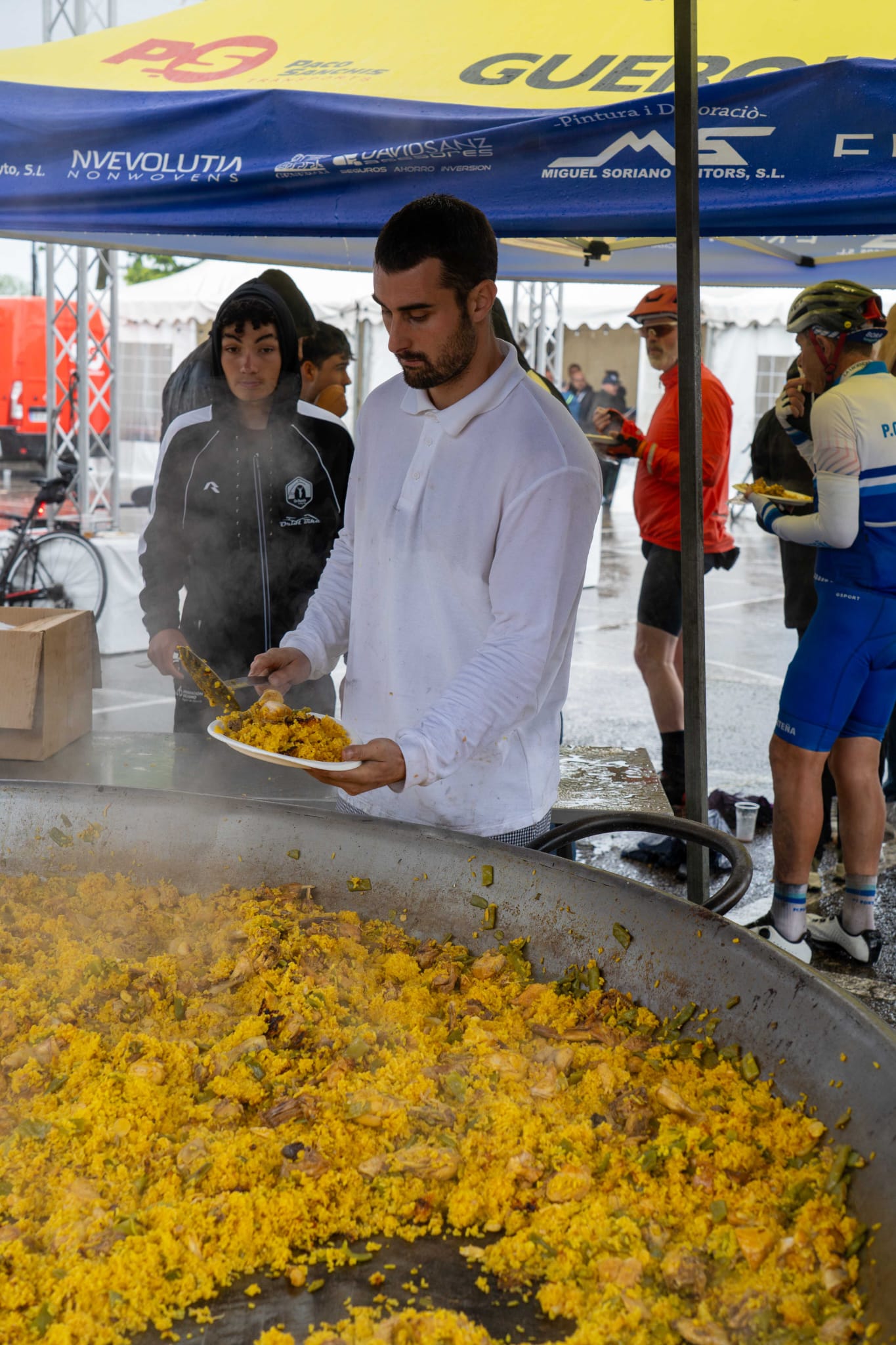 Paella gigante de La Legendaria elaborada por Galbis